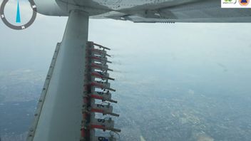 使用飞机的水泥作业,雅加达空气中喷洒7万升空气