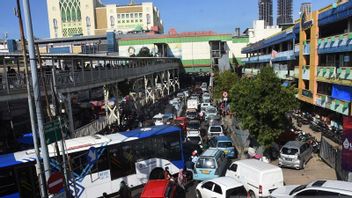 DKI Dishub Implements Open-Close System In Tanah Abang Market Area