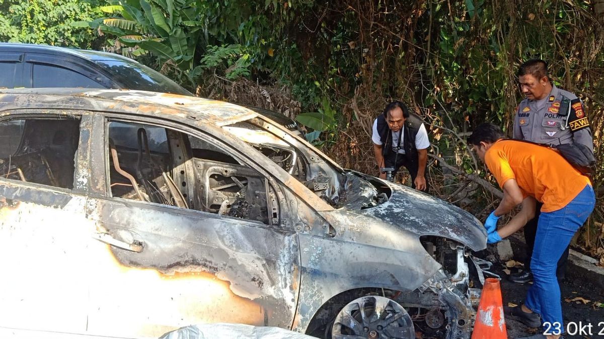 Brio Car Caught Fire At Plaza Renon Mall, Denpasar, Embedded To Pajero