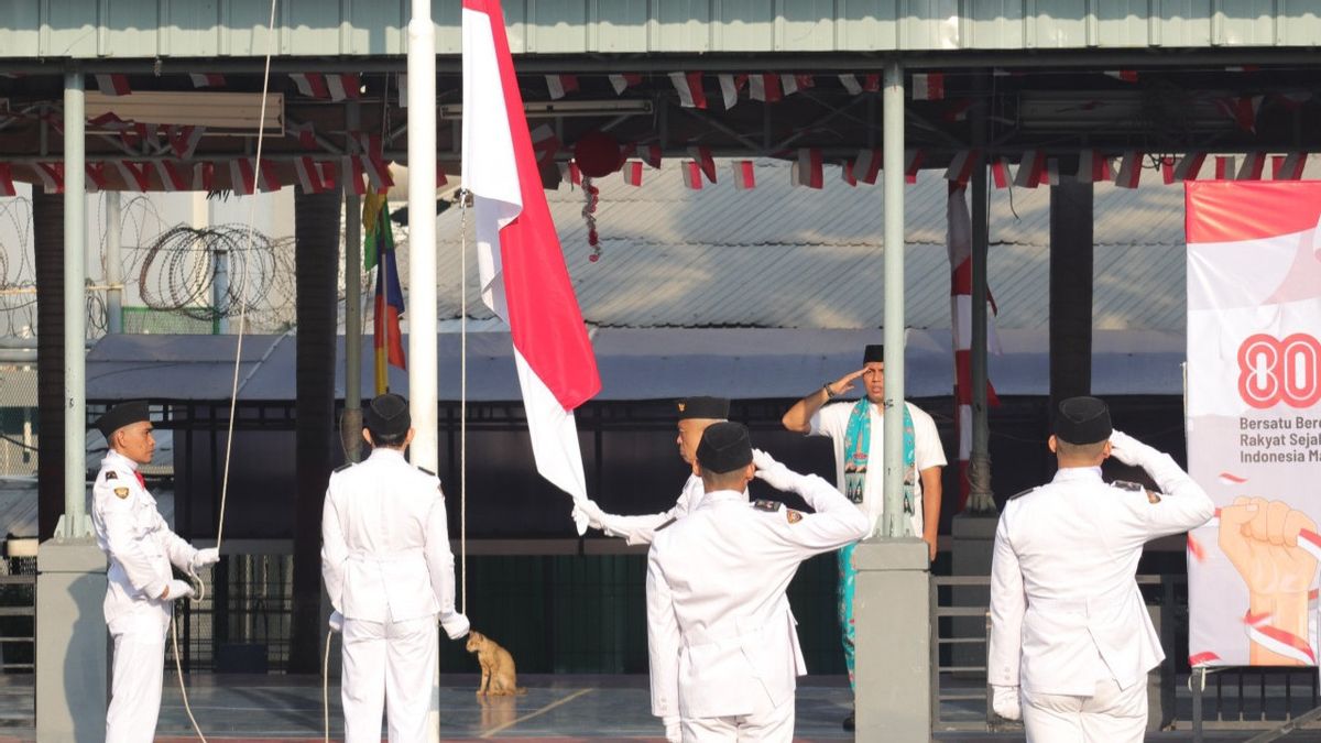 Napi Teroris Beri Hormat ke Merah Putih Saat Upacara HUT RI di Lapas Cipinang
