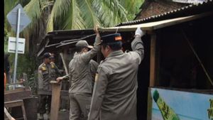 Lapak Ilegal Penjual Miras dan Posko FBR di Pegangsaan Dua Kelapa Gading Dibongkar Satpol PP