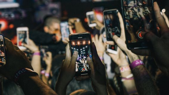 Le Racisme Est De Plus En Plus Ironique Avec L’habitude Des Gens D’enregistrer, De Ne Pas Agir