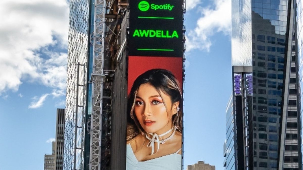 Jadi Ambassador Spotify EQUAL Indonesia, Wajah Awdella Terpampang di New York Times Square