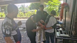 Sering Palak PKL, Oknum Ormas Diringkus Polisi Berpakaian Preman di Bawah Flyover Cengkareng  