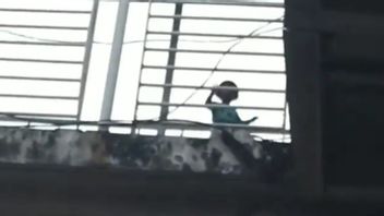 فتاة متسولة صغيرة مع والدتها في جسر المشاة كونيغان يصرخ الخبز، رئيس شرطة Setiabudi يأتي لإعطاء المال