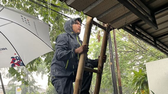 The First Rain After 4 Months Of Drought, The Man In Tangerang Actually 'Group' His Temple Leaked