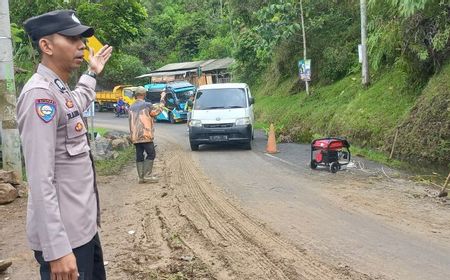 Material Longsor Sudah Disingkirkan, Arus Lalin di Jalur Utama Garut-Pameungpeuk Kembali Normal