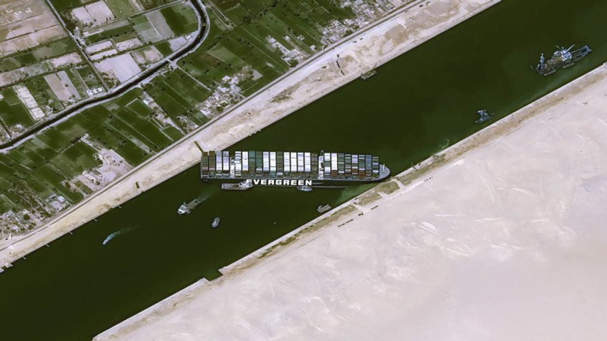 Normalisasi Terusan Suez Berkejaran dengan Ancaman Lonjakan Harga Minyak
