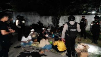 <i>Cheers</i> Kawa-kawa dan Anggur Hitam di Angkringan Pasar Depok Manahan, Polisi Angkut 2 Wanita dan 9 Pria