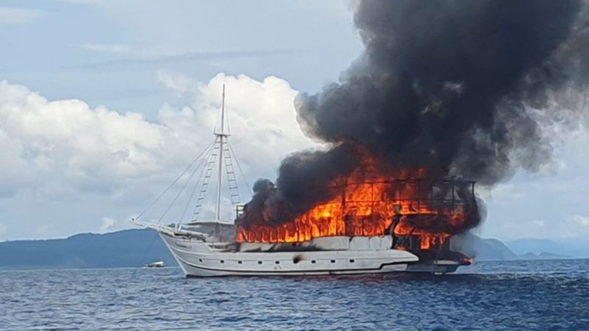 Kapal The Oceanik Angkut 23 Wisatawan Terbakar di Perairan Raja Ampat
