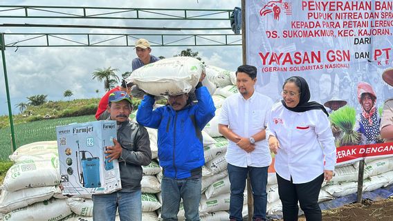 Pak Prabowo Foundation Gives Free Fertilizer And Sprayers To Farmers Of Lereng Gunung Sumbing