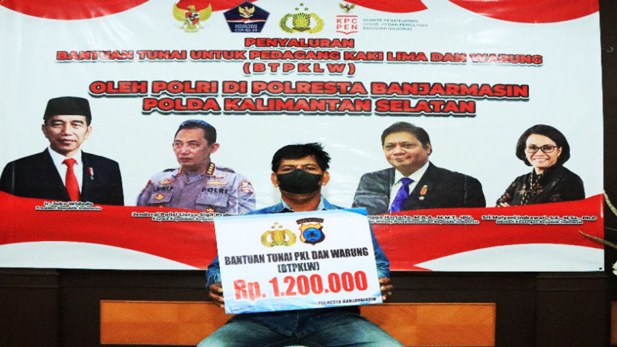 Happy PKL à Banjarmasin Obtenez Une Aide En Espèces Du Président Jokowi