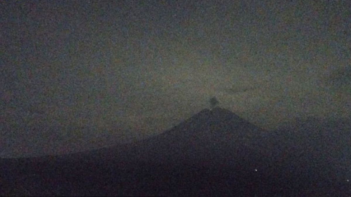 高さ600メートルの火山灰噴火を伴うスメル山噴火