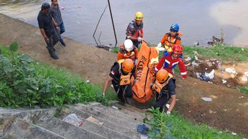 تم العثور على مسن يبلغ من العمر 70 عاما ودع الصيد في نهر Ciliwung على بعد 9 كم من الموقع المفقود 