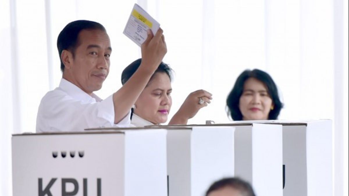 Le président Jokowi est enregistré comme électeur au TPS 06 Gambir lors des élections de Jakarta de 2024