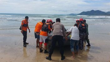 مراهق يبلغ من العمر 15 عاما تجره الأمواج على شاطئ Lhoknga Aceh Besar ، Basarnas لا يزال يقوم بجهود البحث