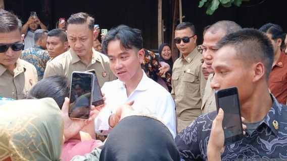 After The Briefing At The Magelang Military Academy, Gibran Had The Time To Distribute Milk At The Gotong-royong Market