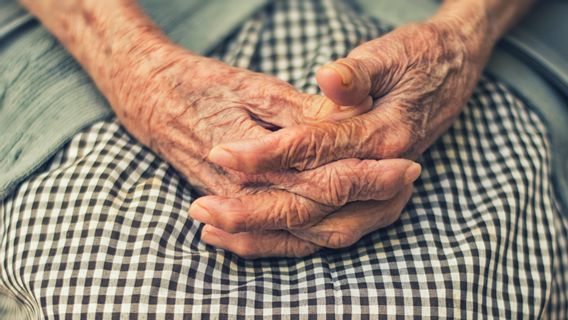 Le Corps D’une Grand-mère De Cent Ans Au Myanmar Montre Une Réaction Inhabituelle à COVID-19