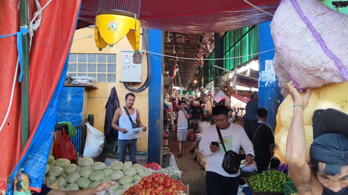 Tak Peduli PPKM Darurat, Hari Kedua Pasar Induk Kramat Jati Sudah Ramai Lagi 