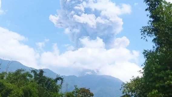 Mount Marapi Erupts Again With A Abu Capai Stock Height Of 1,000 Meters