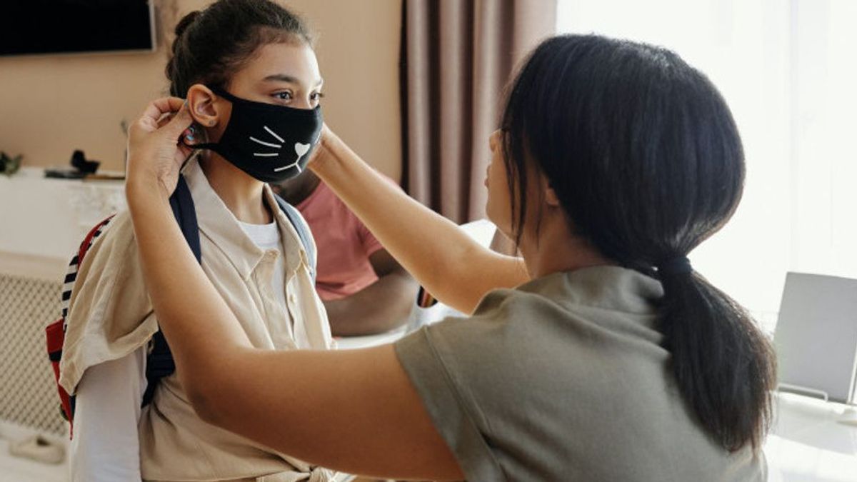 Mengajari Anak Patuh Prokes Dimulai dari Memberi Kebebasan Buah Hati Memilih Masker Sendiri