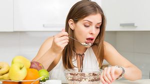Kunyah Pelan-Pelan, Makan Makanan Terlalu Cepat Berisiko Pada Kesehatan
