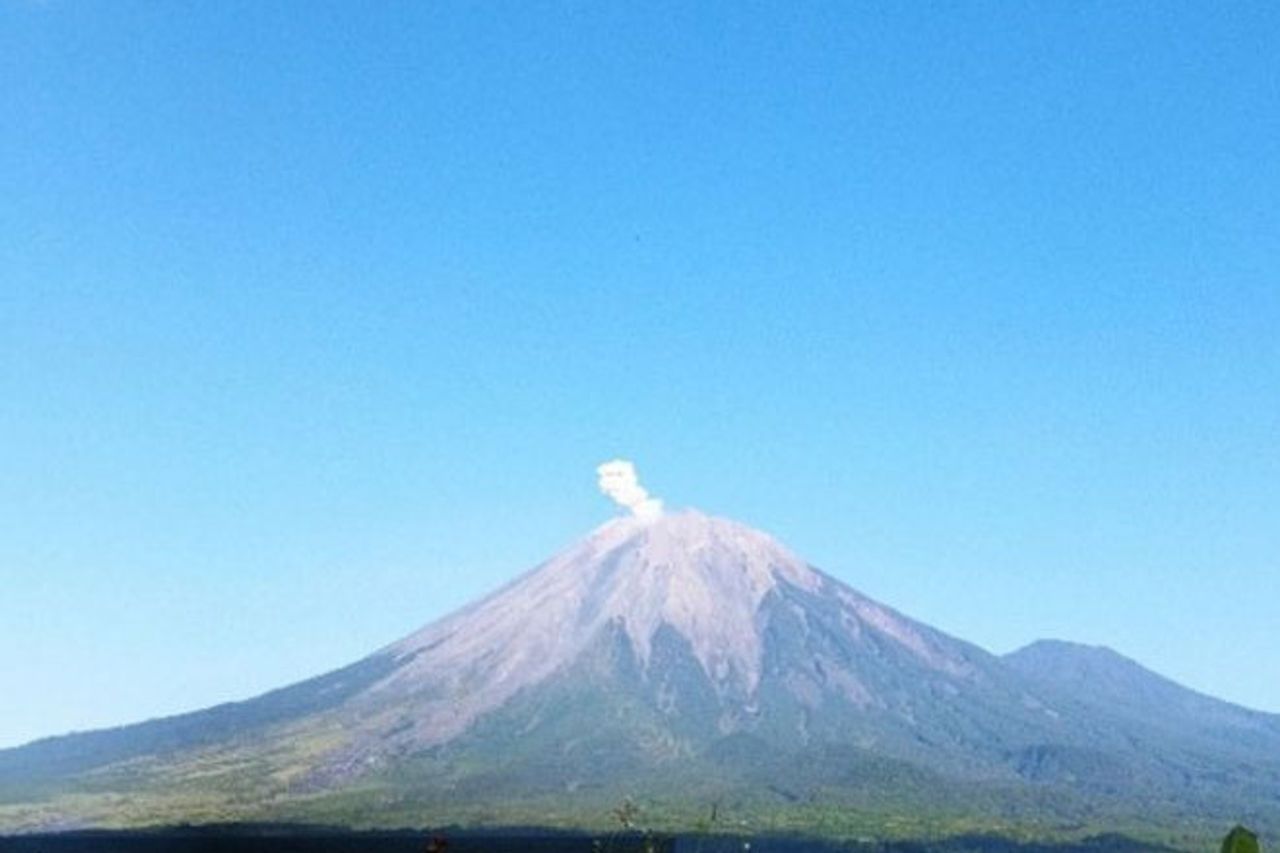 スメル山数回噴火し、最大600メートルの噴火