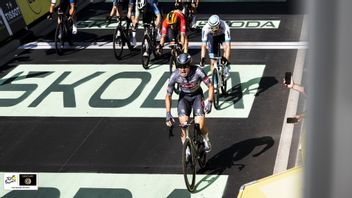 Philipsen remportant la victoire dans l’étape 16 du Tour de France, en conséquence :