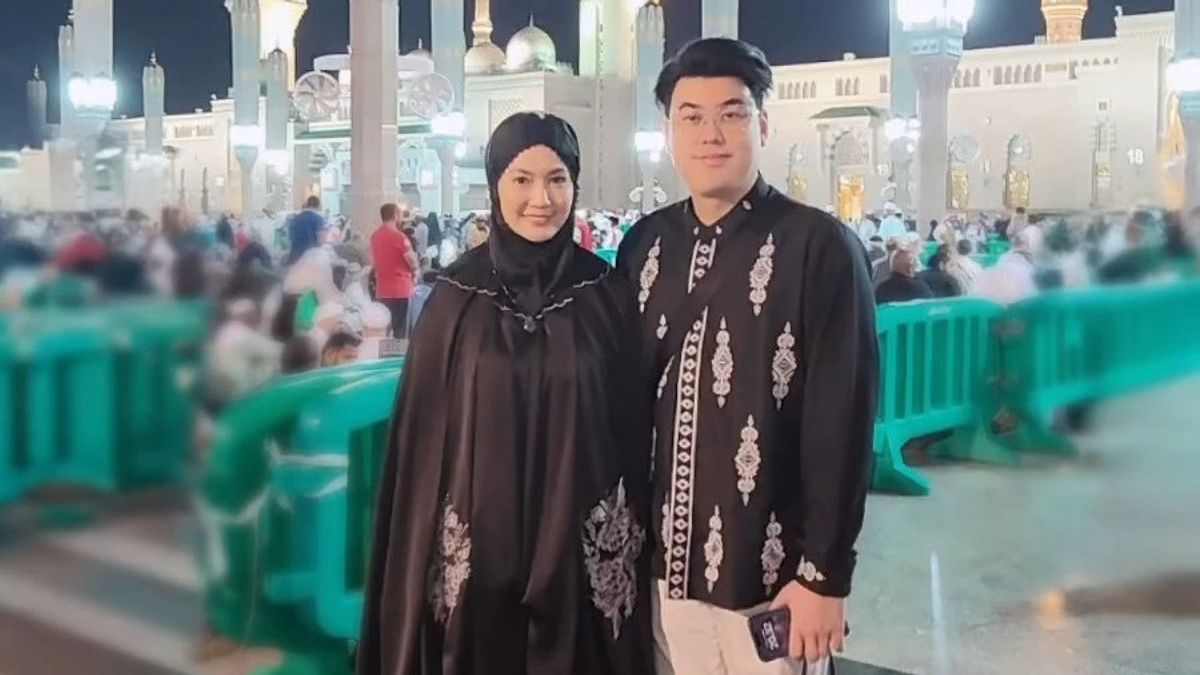 Pengalaman Umroh Membuat Asty Ananta Sibuk Perbaiki Diri Hadapi Kematian