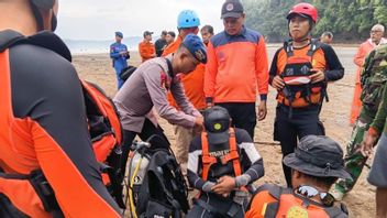 第二天，Basarnas仍在梳理锡恩图鲁贡海滩上被海浪冲走游客失踪地点