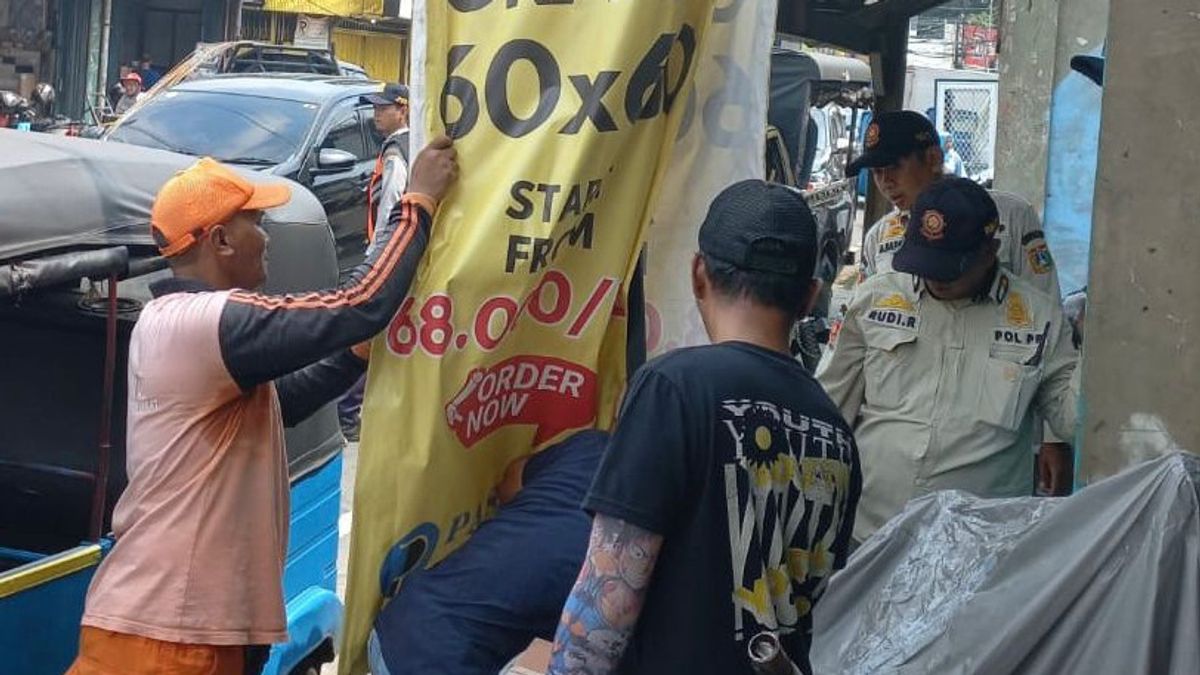 Puluhan Spanduk Reklame Tak Berizin Dicopot Satpol PP, Pelanggaran Terbanyak di Rawasari