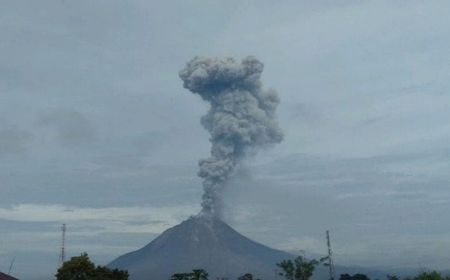 Gunung Sinabung Semburkan Abu Vulkanik Setinggi 2,8 Kilometer