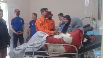 إصابة أم وابنها بجروح خطيرة جراء الكابلات الكهربائية أثناء مرورهما في أغام، سومطرة الغربية