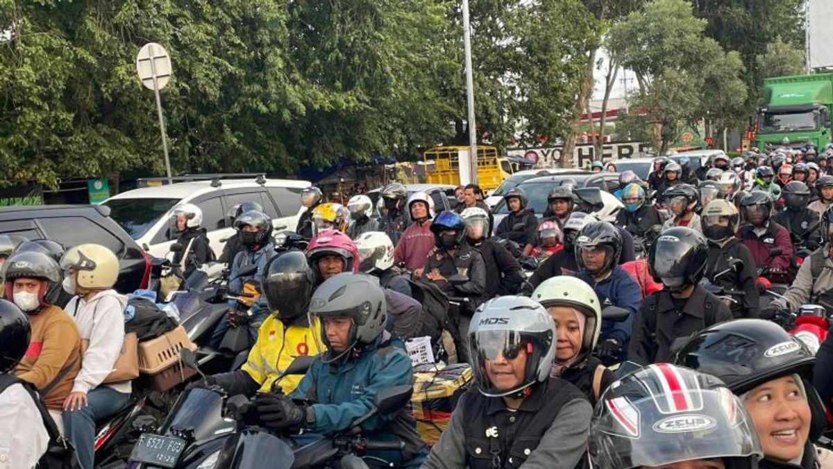 Dipenuhi Pemotor, Hampir 64 Ribu Kendaraan Lintasi Pantura Cirebon Arah Jakarta