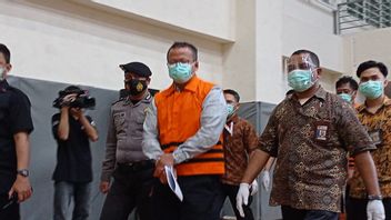KPK OTTの影響を受けて、Edhy Prabowo大臣は手錠をかけられ、囚人のベストを着ました。