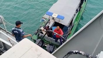 インドネシアの軍艦がケプリ海域でマレーシアの漁船を救う
