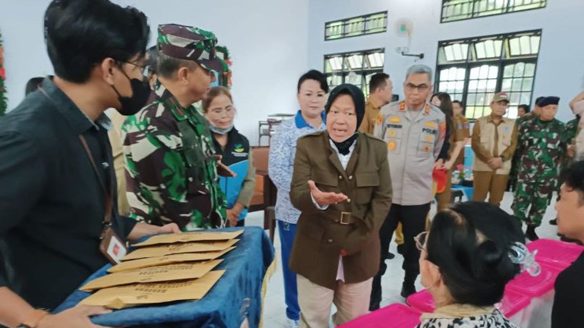 Social Minister Risma Distributed Disaster Assistance In Manado