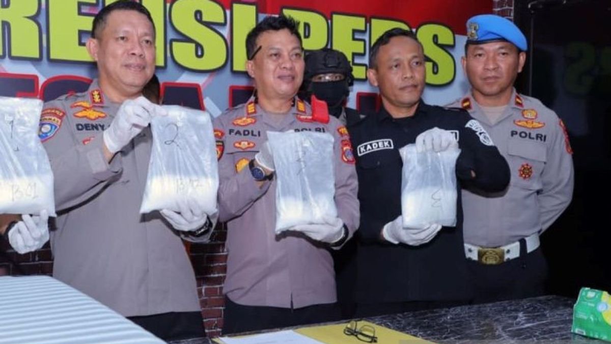 Polisi Gagalkan Penyelundupan 3 Kg Sabu dari Pekanbaru ke Palu, Pelaku Dijanjikan Rp40 Juta