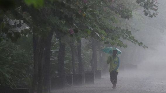 洪水や地すべり、インドネシア地方の雨に注意する金曜日の午後