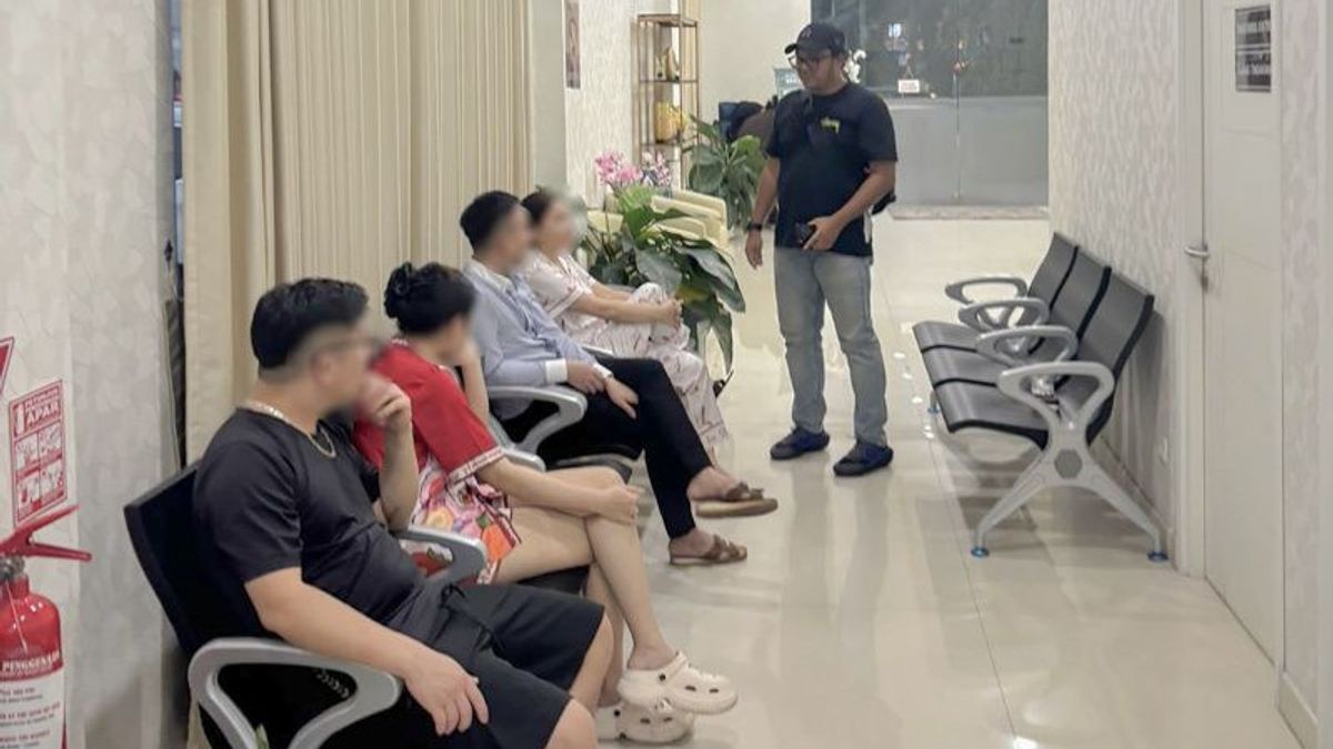Drama Penangkapan 11 WNA Vietnam di Klinik Kecantikan PIK, Pintu Dikunci Kabur ke Atap Gedung