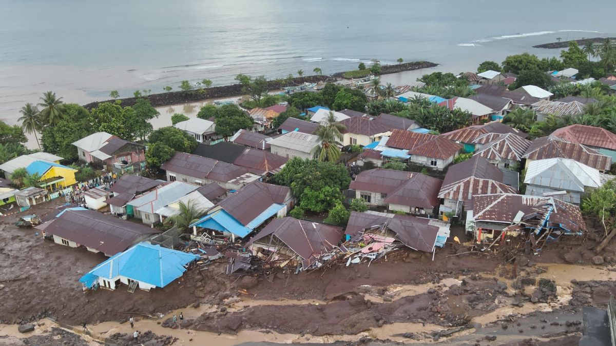 鉄砲水がテルナテ市を襲い、13人が死亡