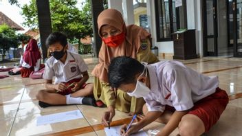 棉兰市政府要求立即发放1955亿印尼盾的教师津贴