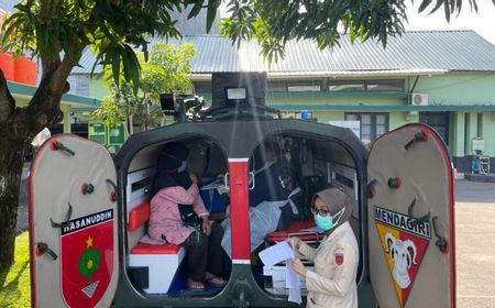 Unik, Kodim Makassar Vaksinasi Warga di Tank Ambulans