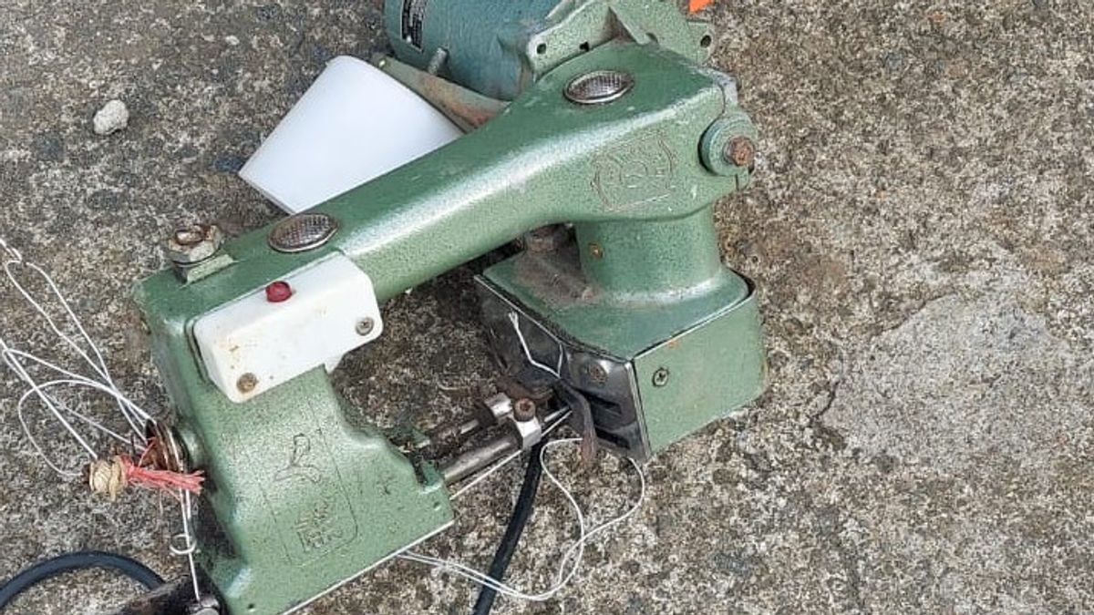 Organic Fertilizer Packer Dies After Shocked Sack Sewing Machine
