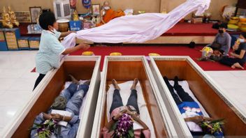 Thailand Mourns, COVID-19 Death Toll Reaches Daily Record