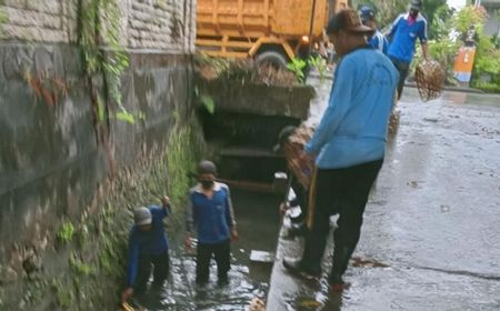 Intensitas Hujan Meningkat, PUPR Denpasar Gencarkan Bersih-bersih Sampah di Sungai Cegah Banjir