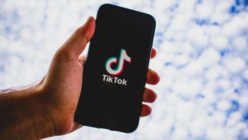 كيفية جعل تأثيرات عكسية أو تشغيل الفيديو إلى الوراء على TikTok