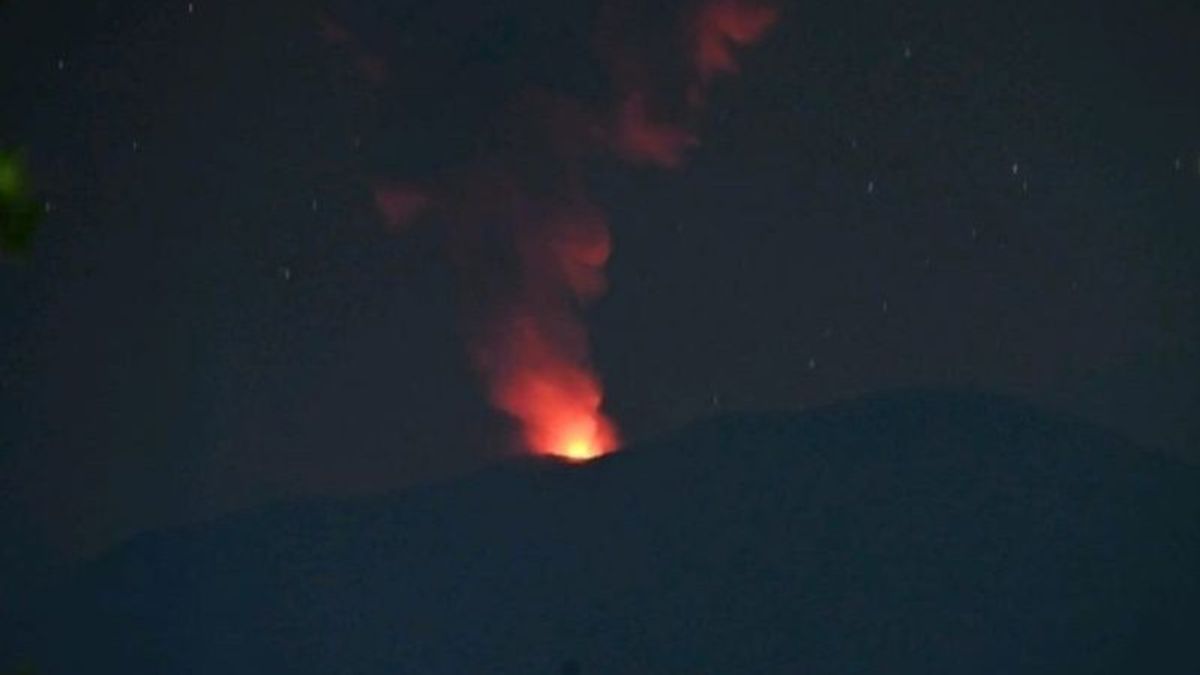 Mount Ibu Eruption, Volcanic Ash Colonium As High As 700 Meters