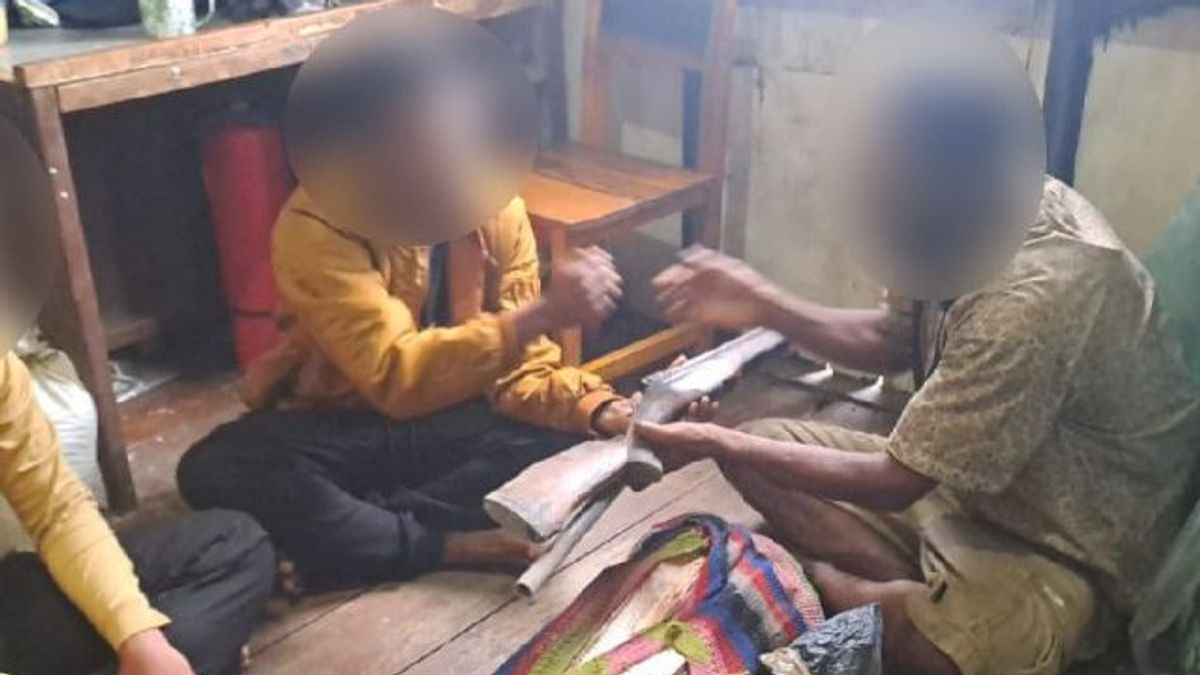 KKBの17人のメンバーがNKRIに戻り、銃器が引き渡された