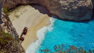 アメリカ人観光客がギリシャの小さな島で死んでいるのが発見され、他の3つは行方不明です